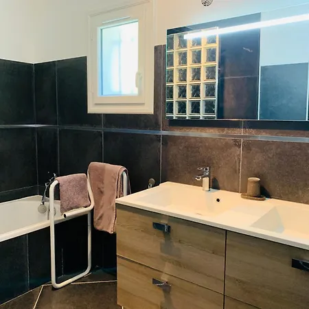 Des Oliviers 펜션 *